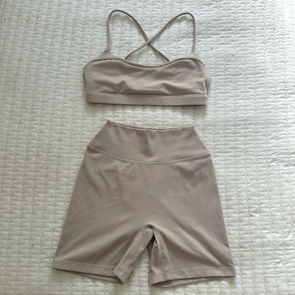 CSB set. FORM INVISIBLE SCRUNCH SHORTS 5" SIZE SMALL & FORM GIA CROP SIZE SMALL
